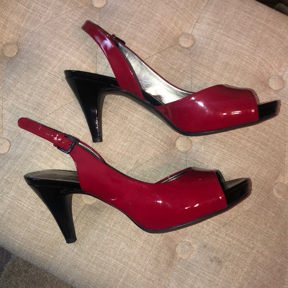 BANDOLINO, size 8, red/black peep toe w/ sling back. 3 inch heel, NEVER WORN!